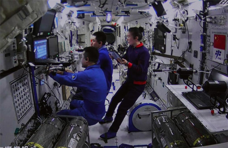 Astronautas de Shenzhou-13 realizam contato e acoplamento manuais entre esta??o espacial e nave de carga