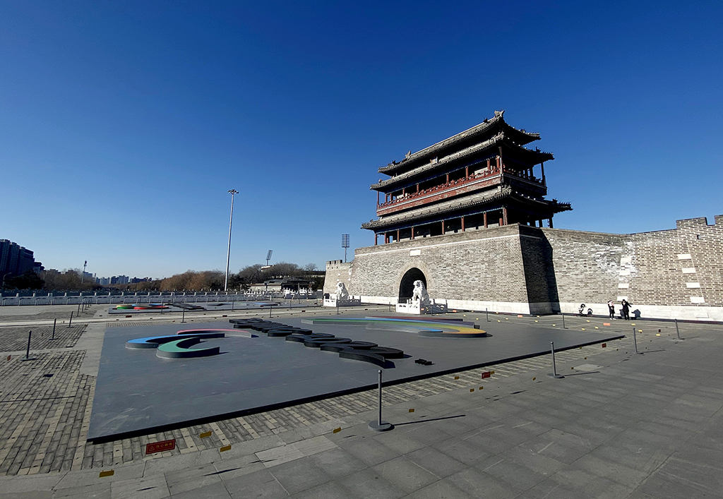 Emblemas dos Jogos Olímpicos e Paralímpicos de Inverno de Beijing s?o apresentados na Pra?a Yongdingmen