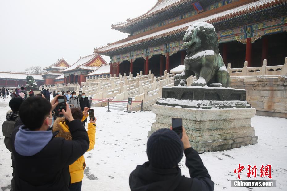 Cidad?os visitam Cidade Proibida na neve