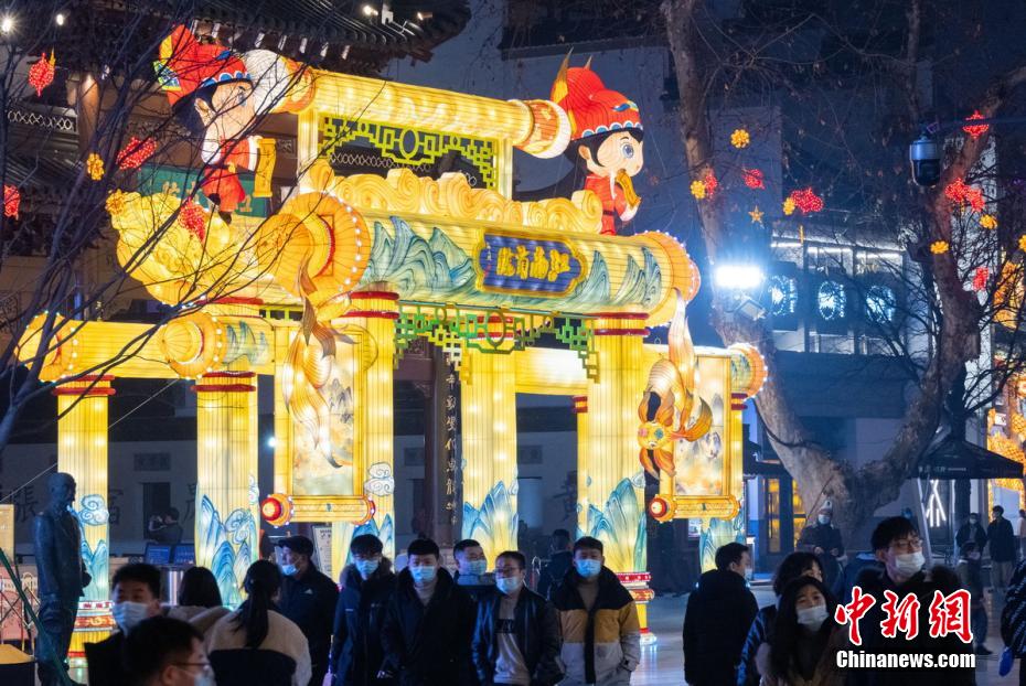 Nanjing: decora??es com luzes iluminam a cidade