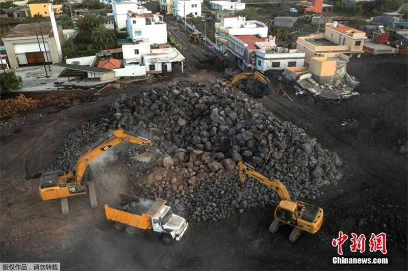 Espanha inicia trabalhos de escava??o em regi?es afetadas por acumula??o de cinzas vulcanicas