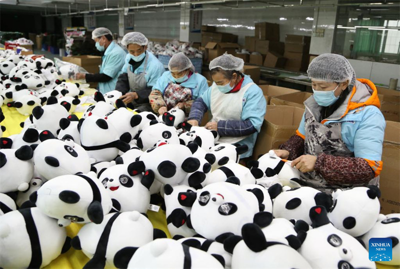 Fabricante em Jinjiang retoma produ??o de “Bing Dwen Dwen”