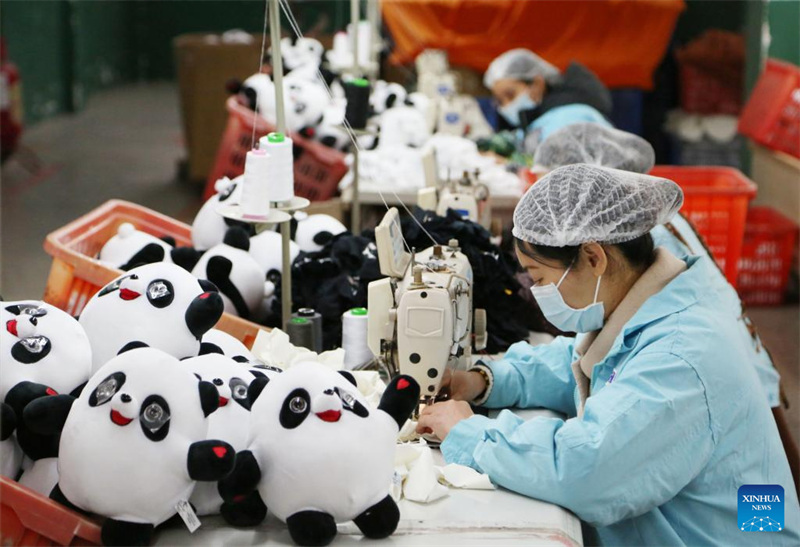 Fabricante em Jinjiang retoma produ??o de “Bing Dwen Dwen”