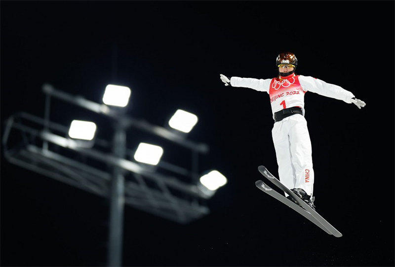 Esquiadora veterana Xu conquista primeiro ouro olímpico da China em aéreos femininos em Beijing 2022