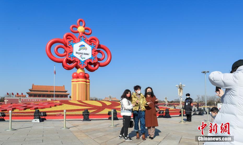 Beijing 2022: emblema dos Jogos Paralímpicos de Inverno é colocado na Pra?a Tiananmen
