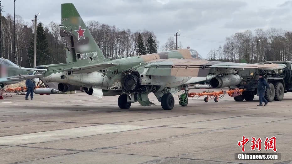 Ca?a russo Su-25 pousa em seguran?a depois de ser atingido