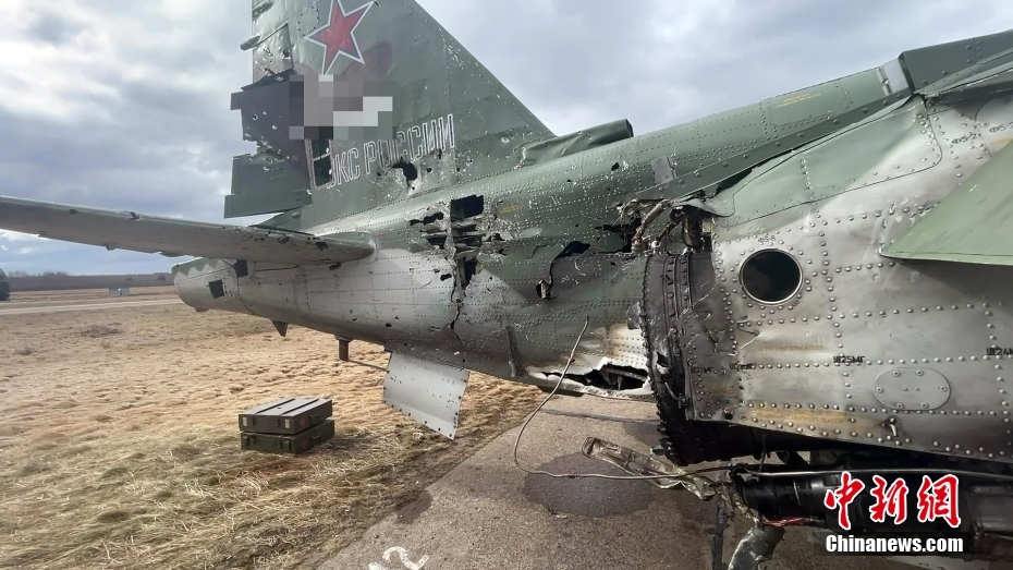 Ca?a russo Su-25 pousa em seguran?a depois de ser atingido