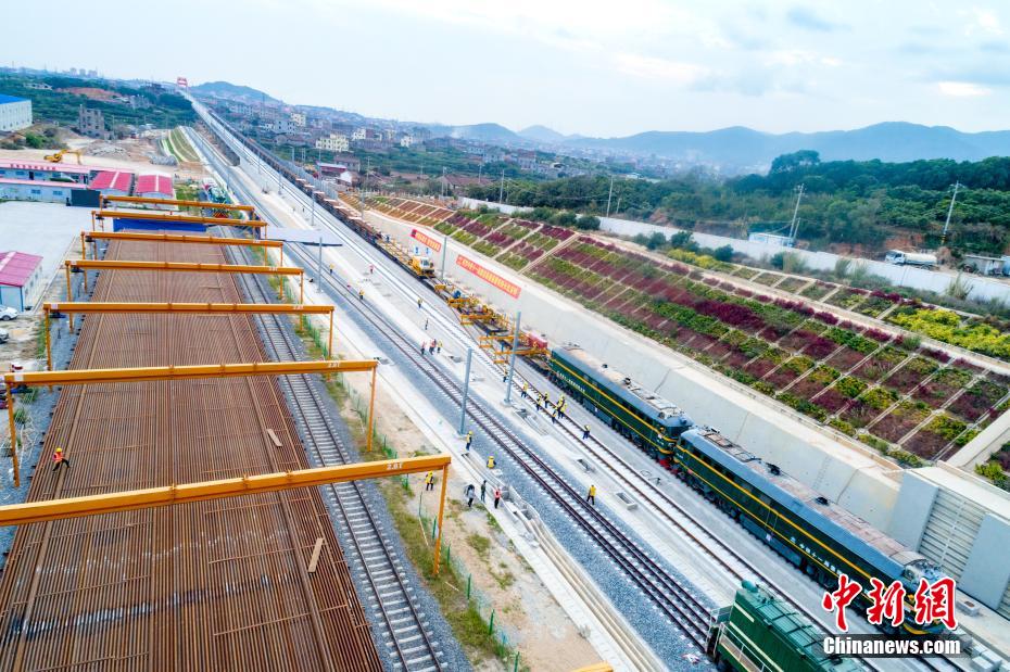 China: instala??o de trilhos da primeira ferrovia de alta velocidade de travessia marítima é iniciada