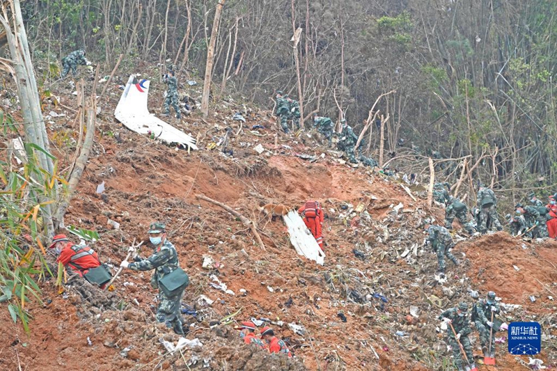 Trabalho de resgate continua após queda de avi?o de passageiros na China