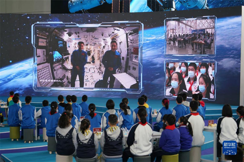Astronautas chineses d?o segunda aula em esta??o espacial