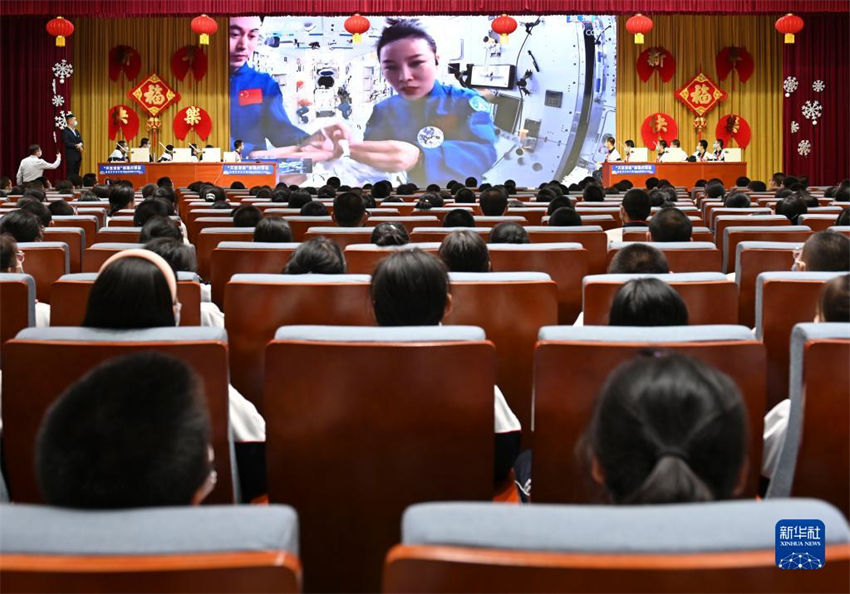 Astronautas chineses d?o segunda aula em esta??o espacial