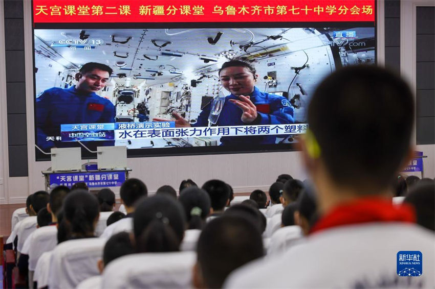 Astronautas chineses d?o segunda aula em esta??o espacial
