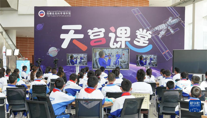 Astronautas chineses d?o segunda aula em esta??o espacial
