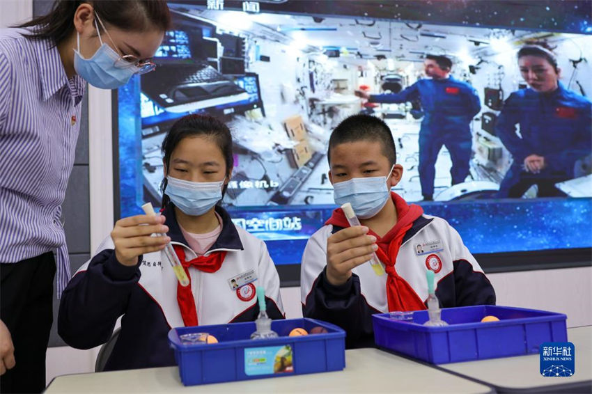 Astronautas chineses d?o segunda aula em esta??o espacial
