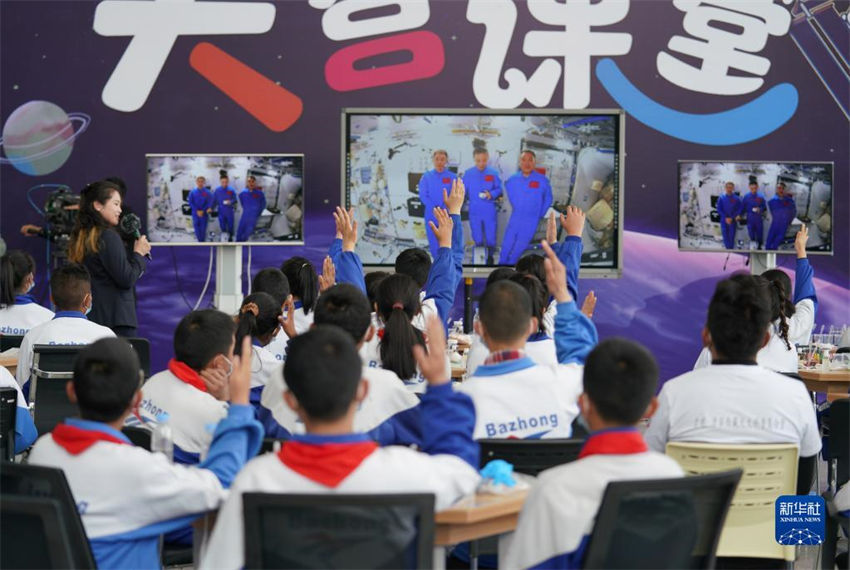 Astronautas chineses d?o segunda aula em esta??o espacial