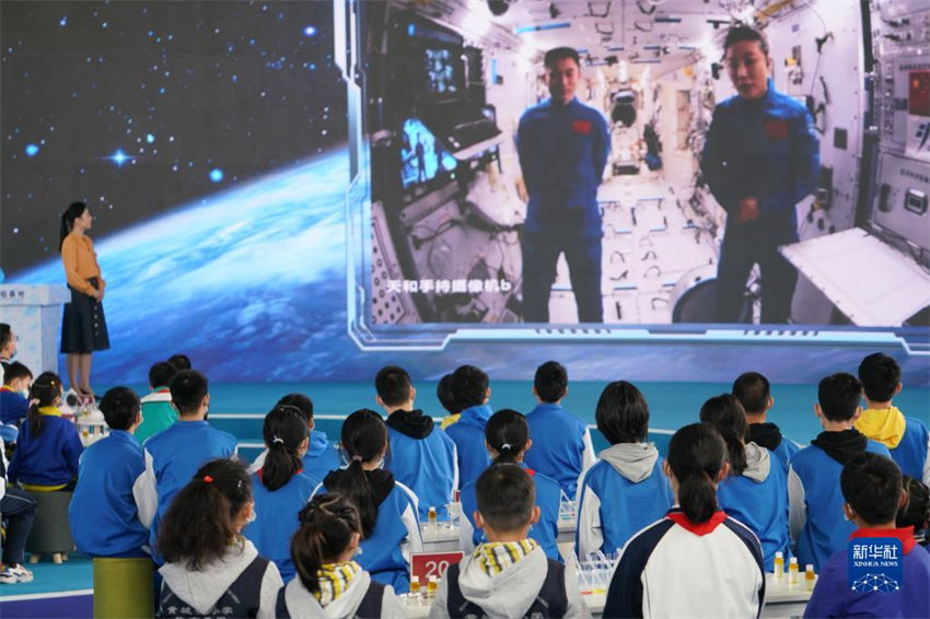 Astronautas chineses d?o segunda aula em esta??o espacial