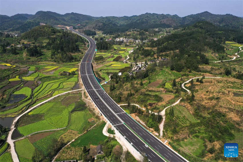 Constru??o da linha principal da rodovia Guiyang-Huangping entra na fase final
