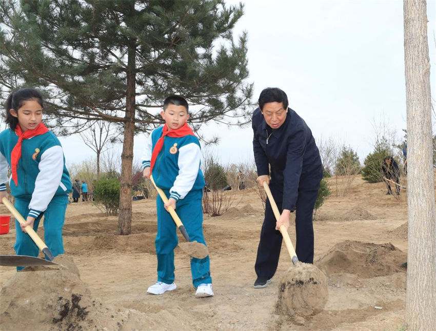 Xi Jinping planta árvores pelo 10o ano como o mais alto líder