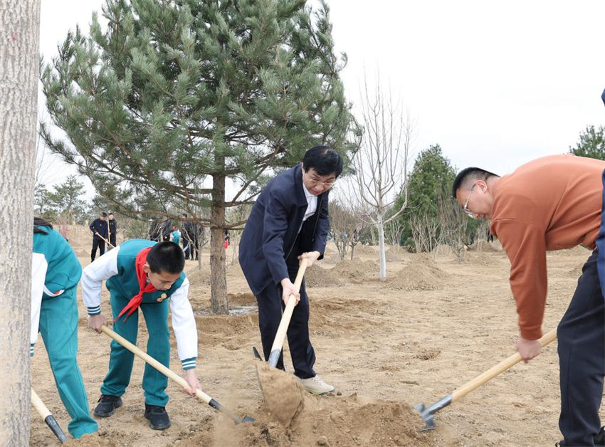 Xi Jinping planta árvores pelo 10o ano como o mais alto líder