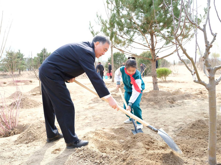 Xi Jinping planta árvores pelo 10o ano como o mais alto líder