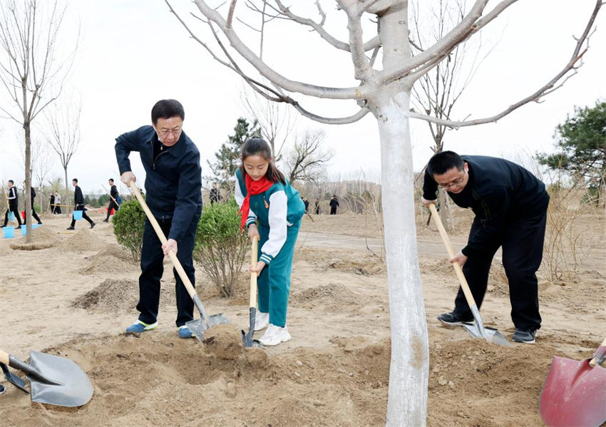 Xi Jinping planta árvores pelo 10o ano como o mais alto líder