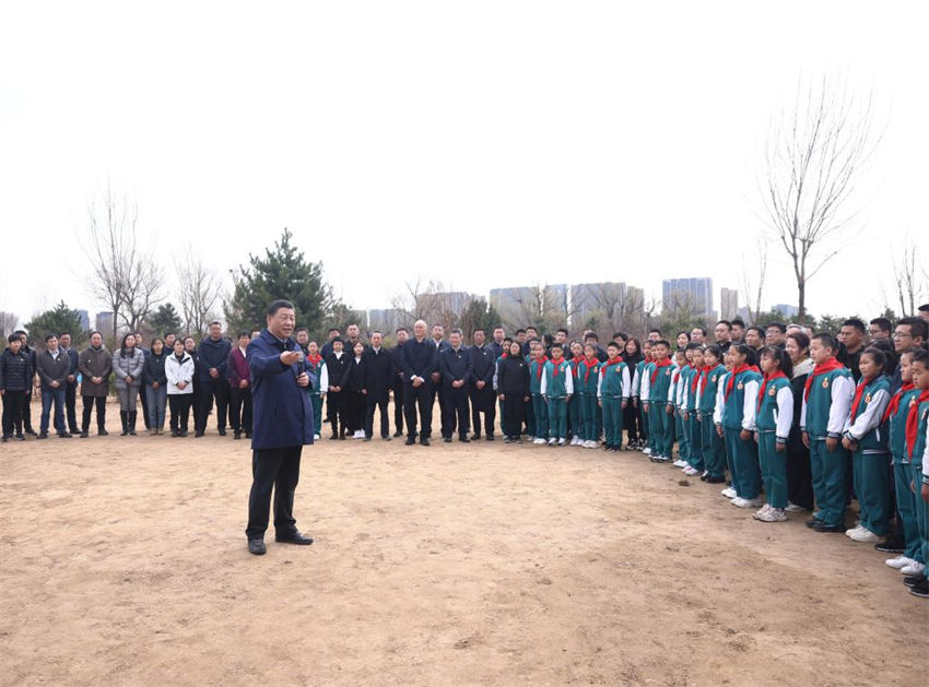 Xi Jinping planta árvores pelo 10o ano como o mais alto líder