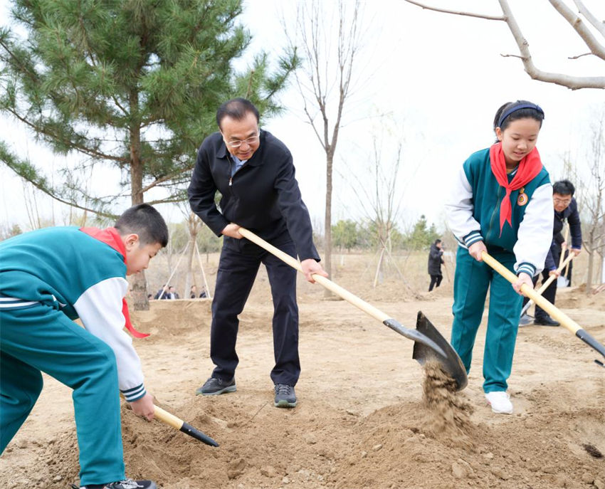 Xi Jinping planta árvores pelo 10o ano como o mais alto líder