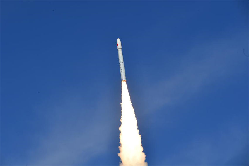 China lan?a com sucesso três satélites Tianping-2