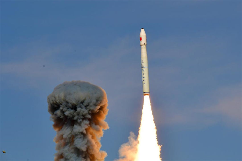 China lan?a com sucesso três satélites Tianping-2