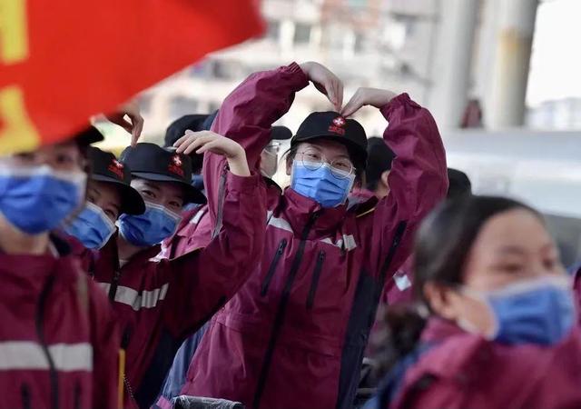 Milhares de trabalhadores médicos da China toda v?o ajudar Shanghai na resposta à COVID-19