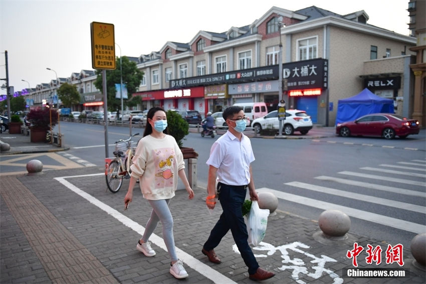Shanghai reduz nível de restri??es para algumas comunidades em confinamento