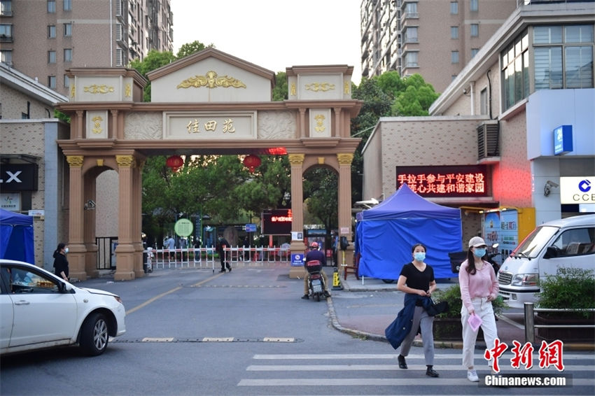 Shanghai reduz nível de restri??es para algumas comunidades em confinamento