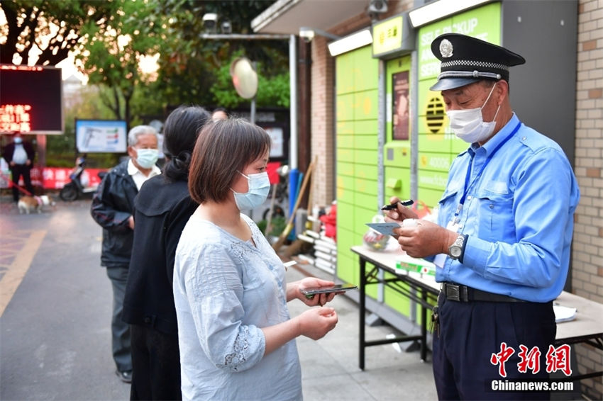 Shanghai reduz nível de restri??es para algumas comunidades em confinamento