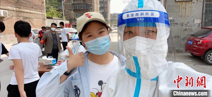 Shanghai: professora pinta roupas de prote??o de voluntários médicos para expressar agradecimento