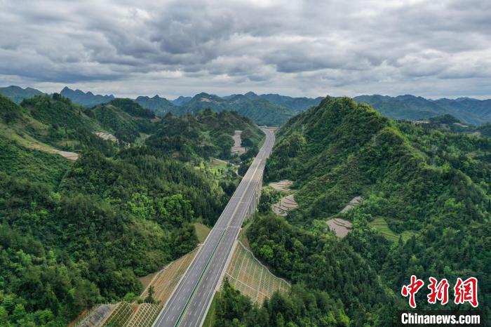 Fotografia aérea do trecho de expans?o da Rodovia Nacional de Lanhai