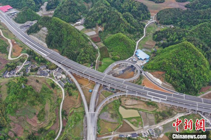 Fotografia aérea do trecho de expans?o da Rodovia Nacional de Lanhai