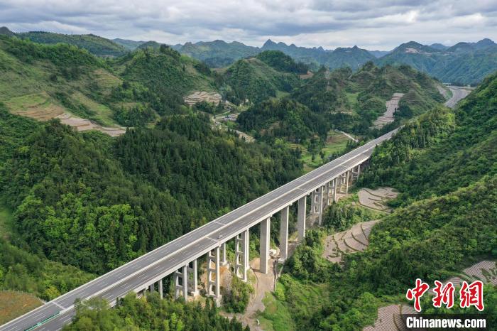 Fotografia aérea do trecho de expans?o da Rodovia Nacional de Lanhai