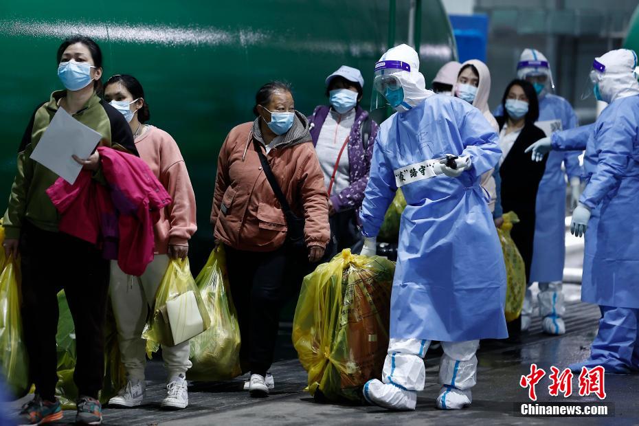 Primeiros 322 pacientes recebem alta do hospital de campanha do Centro Nacional de Exposi??es de Shanghai