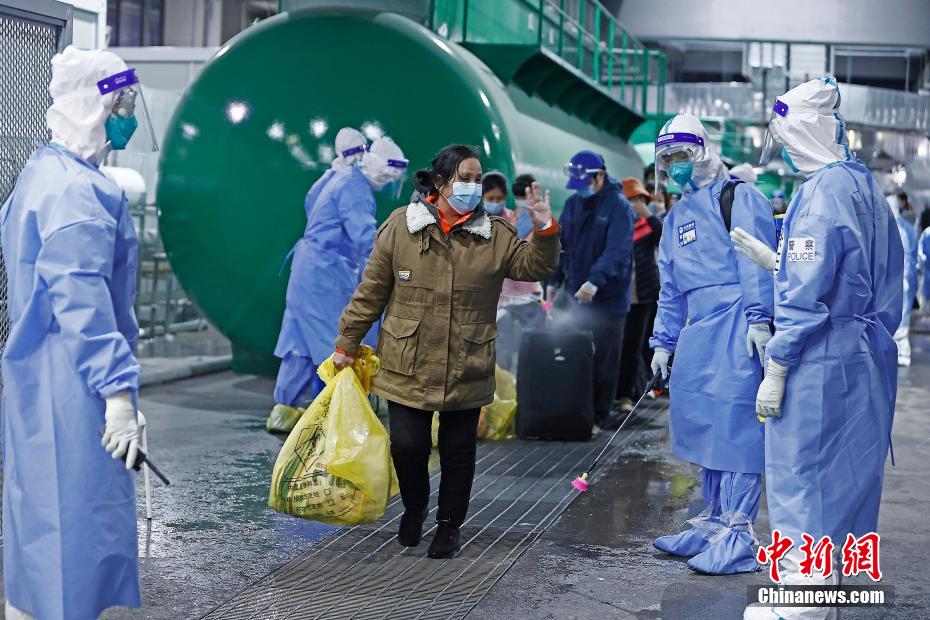 Primeiros 322 pacientes recebem alta do hospital de campanha do Centro Nacional de Exposi??es de Shanghai