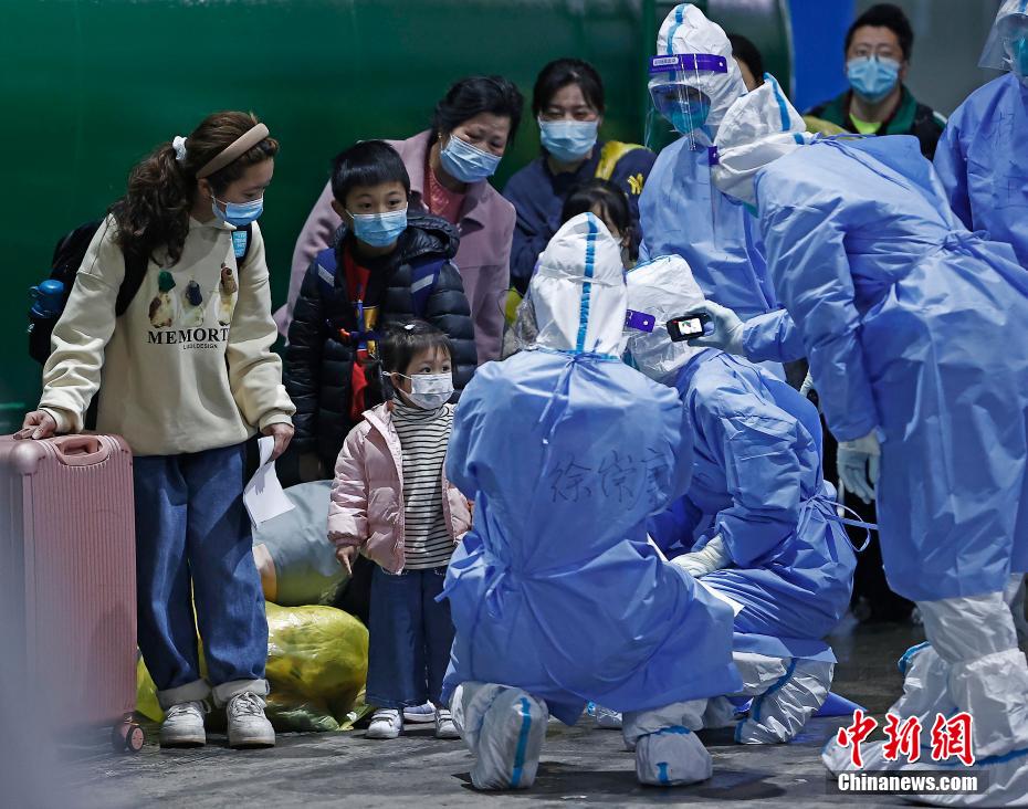 Primeiros 322 pacientes recebem alta do hospital de campanha do Centro Nacional de Exposi??es de Shanghai