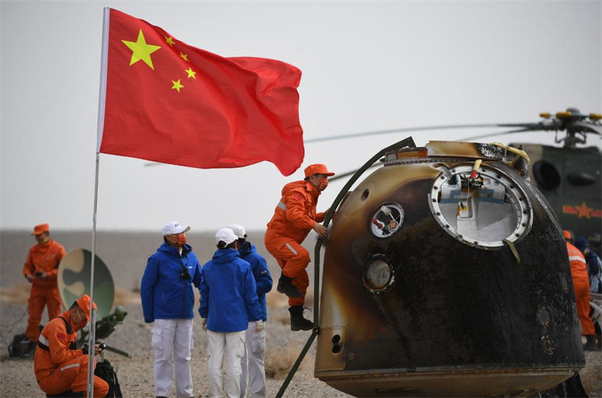 Astronautas da Shenzhou-13 pousam em seguran?a