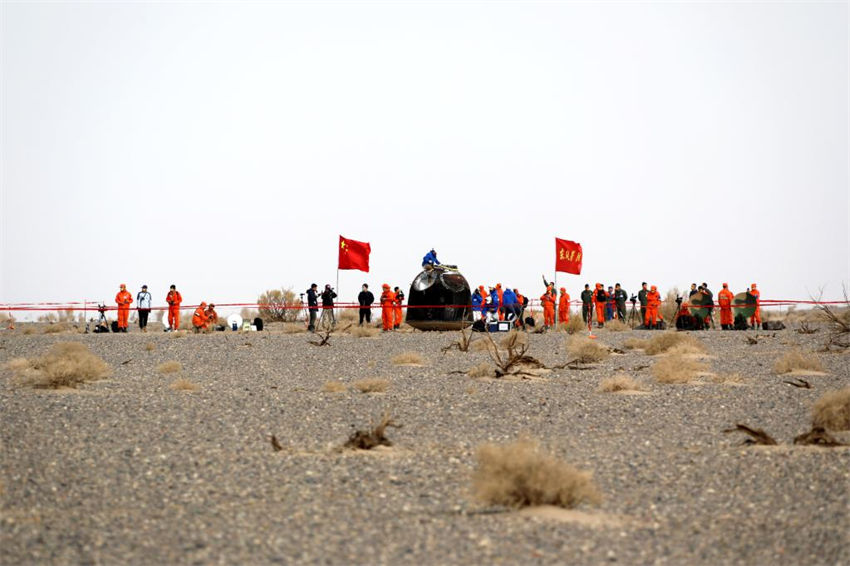 Astronautas da Shenzhou-13 pousam em seguran?a