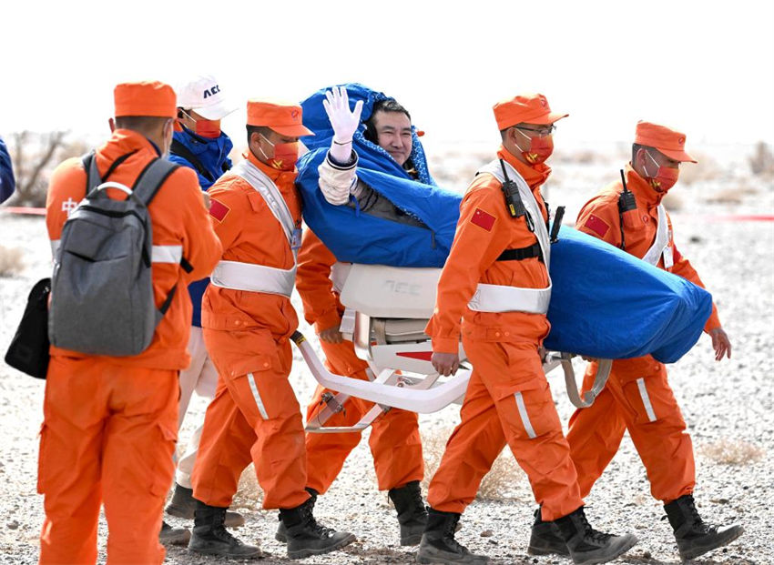 Astronautas chineses retornam depois da miss?o de seis meses na esta??o espacial