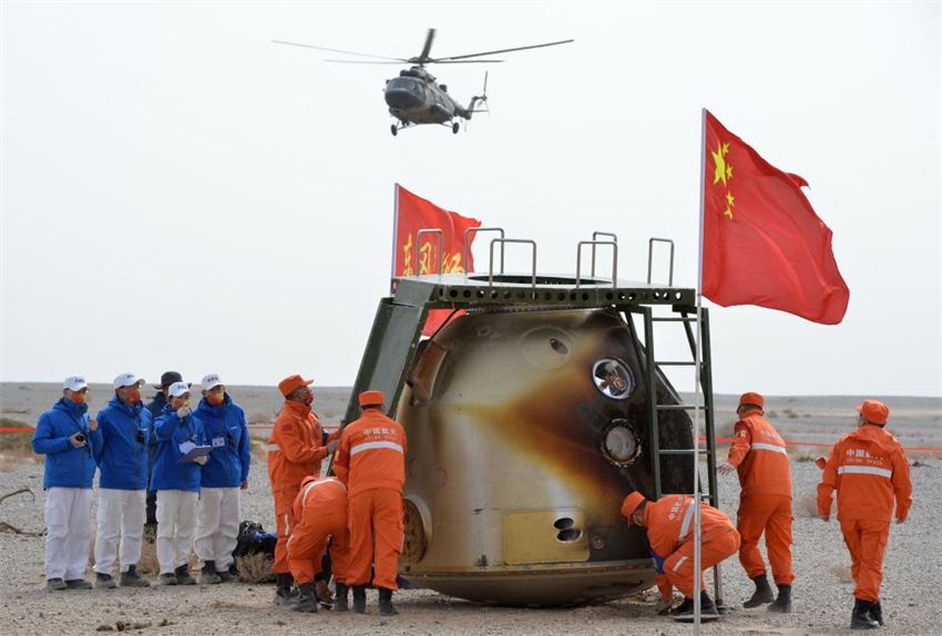 Astronautas chineses retornam depois da miss?o de seis meses na esta??o espacial