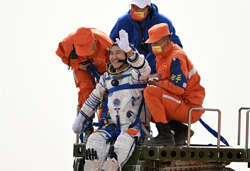 Astronautas chineses retornam depois da miss?o de seis meses na esta??o espacial