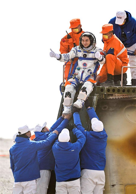Astronautas chineses retornam depois da miss?o de seis meses na esta??o espacial