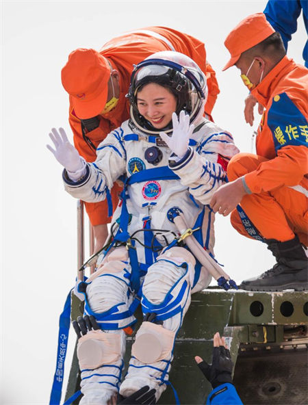 Astronautas chineses retornam depois da miss?o de seis meses na esta??o espacial