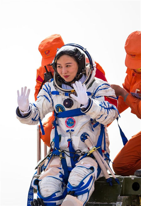 Astronautas chineses retornam depois da miss?o de seis meses na esta??o espacial