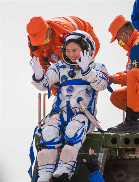 Astronautas chineses retornam depois da miss?o de seis meses na esta??o espacial