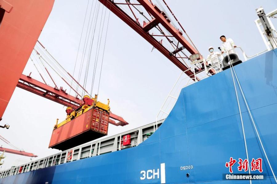 Primeiro navio porta-contêiner n?o tripulado da China realiza viagem inaugural